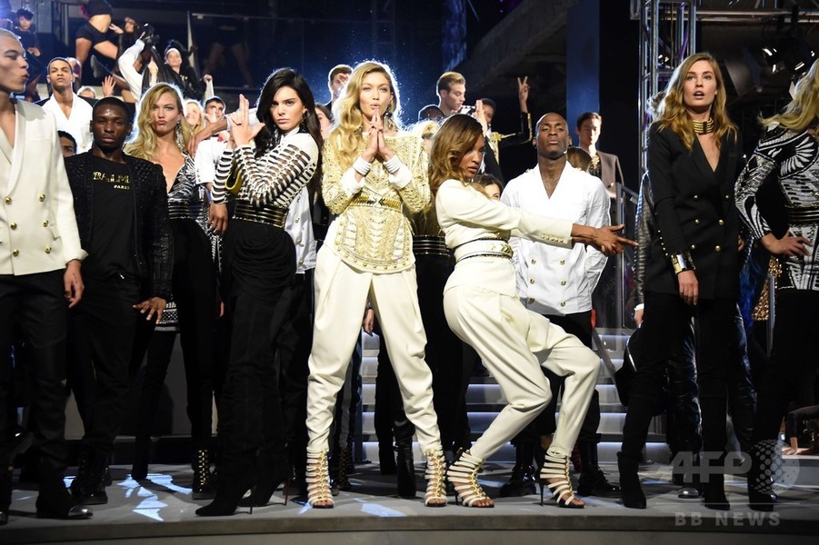 「バルマン×H&M」ファッションショー、ニューヨークで開催