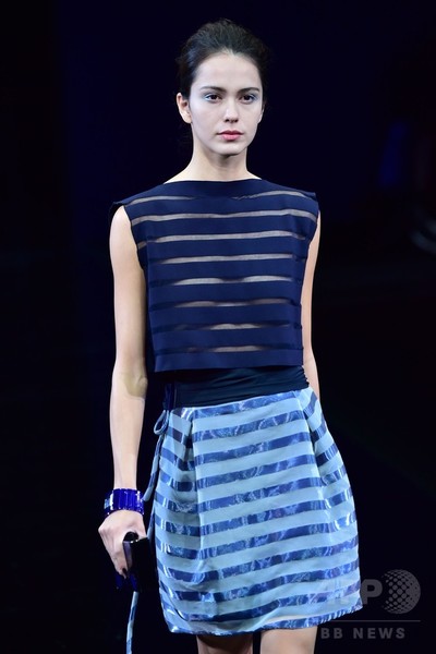 様々なブルーを織り交ぜて、「エンポリオ アルマーニ」15年春夏