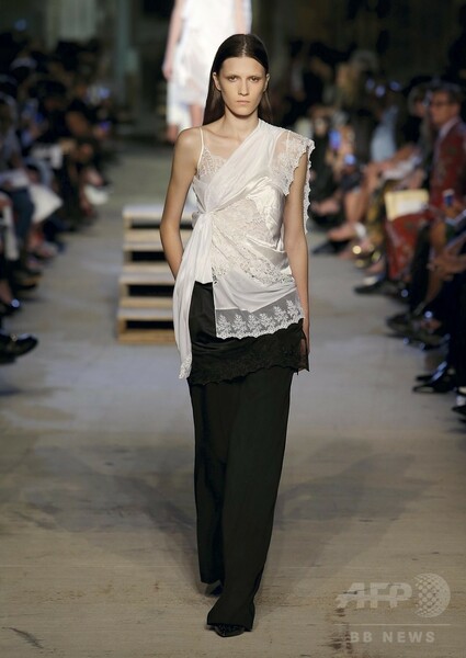 「ジバンシィ」16年春夏コレクション