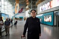中国・香港の駅を歩く金正恩（キム・ジョンウン）朝鮮労働党委員長のそっくりさんのハワードXさん（2018年6月7日撮影）。(c)AFP/Anthony WALLACE