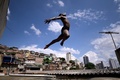 ブラジル・ベロオリゾンテのファベーラ（スラム街）で踊るブラジル人ダンサーのディハン・カルドーソさん（2023年10月3日撮影）。(c)Douglas Magno / AFP