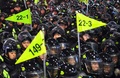 韓国ソウル中心部で、朴槿恵（パク・クネ）大統領の退陣を求めて青瓦台（チョンワデ、大統領府）に向かうデモに備える警官隊（2016年11月26日撮影）。(c)AFP/JUNG Yeon-Je