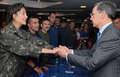 コロンビアの首都ボゴタ（Bogota）で、左翼ゲリラ・コロンビア革命軍（Revolutionary Armed Forces of Colombia、FARC）から救出されたイングリッド・ベタンクール（Ingrid Betancourt）さん（左）と握手するアルバロ・ウリベ（Alvaro Uribe）大統領（右、2008年7月2日撮影）。(c)AFP/PRESIDENCIA/Cesar CARRION