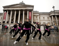 英ロンドン（London）のトラファルガー広場（Trafalgar Square）で、ニューイヤーデー・パレードのリハーサルに参加する埼玉栄高等学校（Saitama Sakae Senior High School）のバトンチームの生徒たち（2009年12月30日撮影）。(c)AFP/Ben Stansall