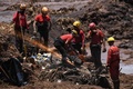 ブラジル南東部ブルマジニョ近郊の鉱山で起きたダム決壊の被害を受けた地域で捜索活動を行う救助隊（2019年1月28日撮影）。(c)Mauro Pimentel / AFP