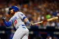 15MLBプレーオフ、ナ・リーグ地区シリーズ（5回戦制）、ニューヨーク・メッツ対ロサンゼルス・ドジャース。3回に2点適時二塁打を放つロサンゼルス・ドジャースのジャスティン・ターナー（2015年10月13日撮影）。(c)AFP/Getty Images/Mike Stobe