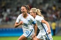 リオデジャネイロ五輪、サッカー女子1次リーグG組、米国対ニュージーランド。得点を挙げ歓喜する米国のカーリー・ロイド（左、2016年8月3日撮影）。(c)AFP/GUSTAVO ANDRADE