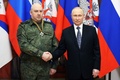 ロシア南部軍管区司令部を視察したウラジミール・プーチン大統領（右）と握手するセルゲイ・スロビキン陸軍大将（2022年12月31日撮影、資料写真）。(c)Mikhail KLIMENTYEV / POOL / AFP