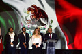 メキシコ大統領選で勝利が確実になったことを受け、首都メキシコ市で支持者らに向けて演説を行うアンドレス・ロペスオブラドール元メキシコ市長（右、2018年7月1日撮影）。(c)AFP PHOTO / Pedro Pardo