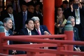 広島で開催中の先進7か国（G7）外相会合で、宮島を訪れたジョン・ケリー米国務長官（中央右）と岸田文雄外相（同左、2016年4月10日撮影）。(c)AFP/JONATHAN ERNST