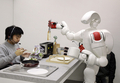 2007年11月27日、都内の早稲田大学（Waseda University）の研究所で公開された人間型介助ロボット「TWENDY-ONE」。(c)AFP/Yoshikazu TSUNO