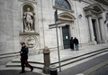 イタリア・ローマで、閉鎖されたサン・ルイジ・デイ・フランチェージ教会のそばを歩く警察官（2020年3月1日撮影）。(c)Filippo MONTEFORTE / AFP