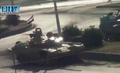 シリア西部ハマ（Hama）に進攻する政府軍の戦車（2011年8月1日、ユーチューブ投稿映像より）。(c)AFP/YOU TUBE