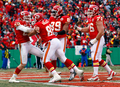 タッチダウンを決めチームメイトと共に歓喜するチーフスのジャレッド・アレン（%%Jared Allen%%、左）。(c)AFP/Getty Images Jamie Squire