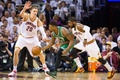 14-15NBAプレーオフ1回戦（7回戦制）、クリーブランド・キャバリアーズ対ボストン・セルティックス。ボストン・セルティックスのマーカス・スマート（中央）のディフェンスにつくクリーブランド・キャバリアーズのカイリー・アービング（右）とティモフェイ・モズコフ（2015年4月21日撮影）。(c)AFP/Getty Images/Jason Miller