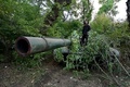 ウクライナ東部ドネツク州バフムート近郊の前線で、ウクライナ軍の戦車に乗る兵士（2022年7月9日撮影、資料写真）。(c)MIGUEL MEDINA / AFP