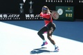 全豪オープンテニス、女子シングルス準決勝。リターンを打つセレーナ・ウィリアムス（2021年2月18日撮影）。(c)Brandon MALONE / AFP