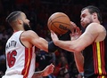 21-22NBAプレーオフ、イースタンカンファレンス1回戦、アトランタ・ホークス対マイアミ・ヒート。アトランタ・ホークスのダニロ・ガリナーリ（右）とボールを競り合うマイアミ・ヒートのケイレブ・マーティン（2022年4月24日撮影）。(c)Kevin C. Cox/ Getty Images/AFP