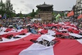 韓国ソウルで引き裂かれる旭日旗（2019年8月15日撮影、資料写真）。(c)Jung Yeon-je / AFP