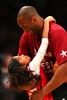 NBAオールスターゲーム2016。愛娘のジアナちゃんと一緒に試合前の練習に臨むロサンゼルス・レイカーズのコービー・ブライアント（2016年2月14日撮影）。(c)AFP/Getty Images/Elsa