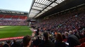 リバプール（Liverpool FC）の本拠地アンフィールド（Anfield）で行われた追悼式典の様子（2014年4月15日撮影）。(c)AFP/PAUL ELLIS