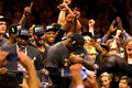 15-16NBAファイナル第7戦、ゴールデンステイト・ウォリアーズ対クリーブランド・キャバリアーズ。優勝トロフィーを抱えるクリーブランド・キャバリアーズのレブロン・ジェームズ（中央、2016年6月19日撮影）。(c)AFP/Getty Images/Ezra Shaw