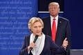 2016年米大統領選の両党指名候補による第2回討論会で、共和党候補のドナルド・トランプ氏の前で演説する民主党候補のヒラリー・クリントン前国務長官（2016年10月9日撮影、資料写真）。(c)Paul J. RICHARDS / AFP