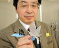 1秒間に30回の高速で羽根を動かし、空中を羽ばたくことのできる「ハチドリ型ロボット」を披露する開発者の劉浩（Hiroshi Liu）千葉大学（Chiba University）教授（2009年12月28日撮影）。(c)AFP/Yoshikazu TSUNO