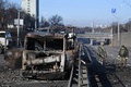 ロシア軍の攻撃で破壊されたウクライナ軍の車両。ウクライナの首都キエフ西部で（2022年2月26日撮影）。(c)Daniel LEAL / AFP
