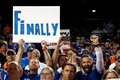 15MLB、ボルティモア・オリオールズ対トロント・ブルージェイズ。「ついに」と書かれたボードを掲げ、地区優勝を喜ぶトロント・ブルージェイズのファン（2015年9月30日撮影）。(c)AFP/Getty Images/Patrick Smith