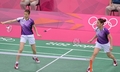 ロンドン五輪、バトミントン女子ダブルス1次リーグA組。プレーする韓国の金ハナ（Kim Ha Na、左）と鄭景銀（Jung Kyung Eun）。試合は韓国が勝った（2012年7月31日撮影）。(c)AFP/ADEK BERRY