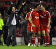 写真は、勝利に歓喜するリバプールの（左から）ラファエル・ベニテス（%%Rafael Benitez%%）監督、アルバロ・アルベロア（%%Alvaro Arbeloa%%）、シャビ・アロンソ（%%Xabi Alonso%%）。(c)AFP/PAUL ELLIS
