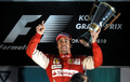 10F1第17戦、韓国GP決勝。優勝し、表彰台で喜ぶフェラーリのフェルナンド・アロンソ。（2010年10月24日撮影）(c)AFP/JUNG YEON-JE