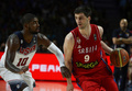 FIBAバスケットボール・ワールドカップ（FIBA Basketball World Cup 2014）決勝、米国対セルビア。米国のカイリー・アービング（Kyrie Irving、左）をかわすセルビアのステファン・マルコビッチ（Stefan Markovic、2014年9月14日撮影）。(c)AFP/GERARD JULIEN