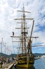 伊・エルバ（Elba）島の港に停泊する古い帆船と当時のコスチュームを着てイベントに参加する人々（2014年5月4日撮影）。(c)AFP/VINCENZO PINTO