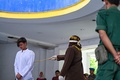 インドネシア・アチェ州バンダアチェで執行される公開むち打ち刑（2022年11月9日撮影）。(c)CHAIDEER MAHYUDDIN / AFP
