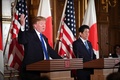 東京・元赤坂の迎賓館で、共同記者会見に臨む安倍晋三首相（右）とドナルド・トランプ米大統領（2017年11月6日撮影）。(c)AFP/JIM WATSON