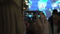 スロベニアのセブニツァで、ドナルド・トランプ米新大統領の就任式のテレビ中継を見る人々（2017年1月20日撮影）。(c)AFP/AFPTV