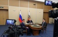 ロシア・ソチで、映像を通して天然ガスパイプラインの稼働開始式典に臨むウラジーミル・プーチン大統領（中央、2019年12月2日撮影）。(c)AFP/KLIMENTYEV / SPUTNIK / AFP