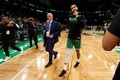 22-23NBAプレーオフ、イースタンカンファレス準決勝（7回戦制）、ボストン・セルティックス対フィラデルフィア・セブンティシクサーズ。勝利を喜ぶボストン・セルティックスのジェイソン・テイタム（右、2023年5月14日撮影）。(c)Adam Glanzman/Getty Images/AFP