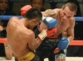 ボクシング、WBA世界スーパーフェザー級タイトルマッチ12回戦。イスラエル・ペレス（Israel Perez、右）と対戦する内山高志（Takashi Uchiyama、2014年12月31日撮影）。(c)AFP/Toru YAMANAKA