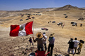 ダカールラリー2012（Dakar Rally 2012）で、ペルーのナスカ（Nasca）からピスコ（Pisco）までを走る第13ステージを観戦する人々（2012年1月14日撮影）。(c)AFP/ERNESTO BENAVIDES