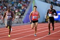 第18回世界陸上オレゴン大会、男子200メートル予選に臨む飯塚翔太（中央、2022年7月18日撮影）。(c)Jewel SAMAD / AFP