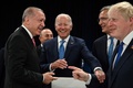 スペインの首都マドリードで開かれた北大西洋条約機構（NATO）首脳会議で、（右から）ボリス・ジョンソン英首相、NATOのイエンス・ストルテンベルグ事務総長、ジョー・バイデン米大統領と談笑するトルコのレジェプ・タイップ・エルドアン大統領（2022年6月29日撮影）。(c)GABRIEL BOUYS / AFP