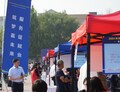 河北省の雄安新区で行われた就職説明会で求人情報を見る来場者（2024年9月25日撮影）。(c)Xinhua News