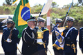 ブラジル・ブラジリアの空軍基地で、ブラジル初代皇帝ペドロ1世の心臓が入ったつぼを運ぶポルトガル・ポルトの警察官（2022年8月22日撮影）。(c)EVARISTO SA / AFP