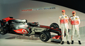 英ニューベリー（Newbury）のボーダフォン（Vodafone）本社で新型車「MP4-25」の発表会に出席したマクラーレン・メルセデスのルイス・ハミルトン（右）とジェンソン・バトン。（2010年1月29日撮影）(c)AFP/ADRIAN DENNIS