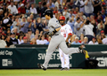 09MLB、ニューヨーク・ヤンキース（%%New York Yankees%%）の松井秀喜（%%Hideki Matsui%%）は21日、ロサンゼルス・エンゼルス・オブ・アナハイム（%%Los Angeles Angels of Anaheim%%）戦の8回に代打で出場し、第27号ソロ本塁打を放った。試合はヤンキースが2-5で敗れた。写真は本塁打を放ち、塁間を回るヤンキースの松井秀喜。（2009年9月21日撮影）(c)AFP/Getty Images/Kevork Djansezian