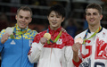 リオデジャネイロ五輪、体操男子個人総合決勝。表彰式に臨む（左から）銀メダルのオレグ・ベルニャエフ、金メダルの内村航平、銅メダルのマックス・ウィットロック（2016年8月10日撮影）。(c)AFP/Thomas COEX