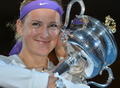 全豪オープンテニス（Australian Open Tennis Tournament 2013）、女子シングルス決勝。優勝を飾り、トロフィーを手にポーズを取るビクトリア・アザレンカ（Victoria Azarenka、2013年1月26日撮影）。(c)AFP/PETER PARKS